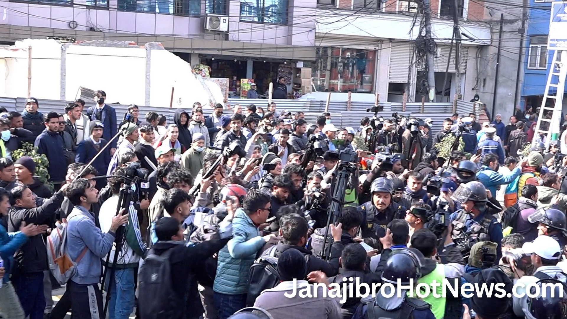 प्रधानमन्त्री र गृहमन्त्रीको राजीनामा माग गर्दै जेनजीहरुको आन्दोलन सुरु