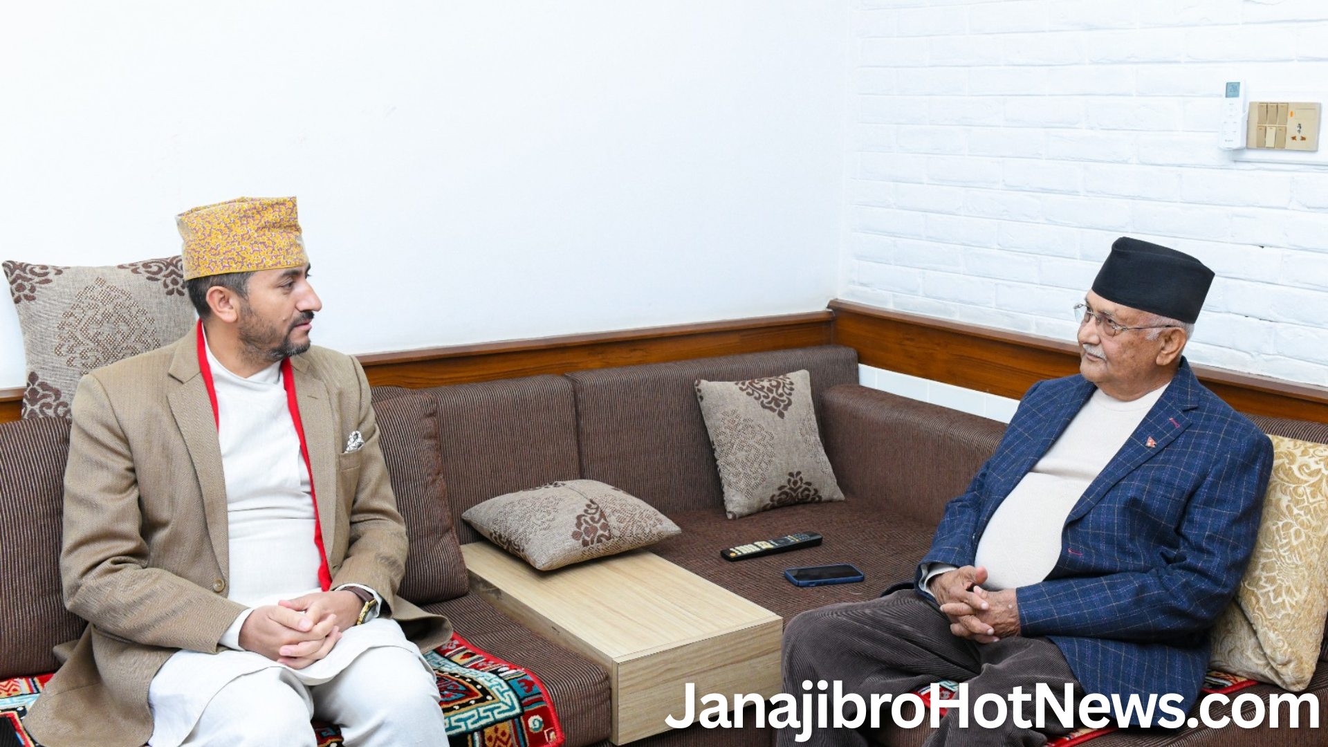 सञ्चारमन्त्री खरेल र ओलीबीच भेटवार्ता, फागुन २१ को निर्वाचनबारे छलफल